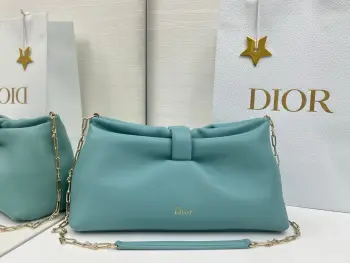 蝴蝶结云朵包bow 乔纳森 安德森 (Jonathan Anderson) 倾情呈献的新款 Dior Bow 手袋彰显法国的优雅气质和工坊的精湛工艺 主体 羊皮革里料 羊猄皮尺寸 30x17.5x12cm型号:0714