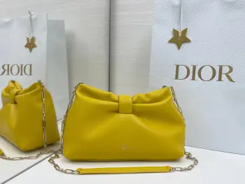 蝴蝶结云朵包 乔纳森 安德森 (Jonathan Anderson) 倾情呈献的新款 Dior Bow 手袋彰显法国的优雅气质和工坊的精湛工艺 主体 羊皮革里料 羊猄皮尺寸26x16x10cm编号:0715
