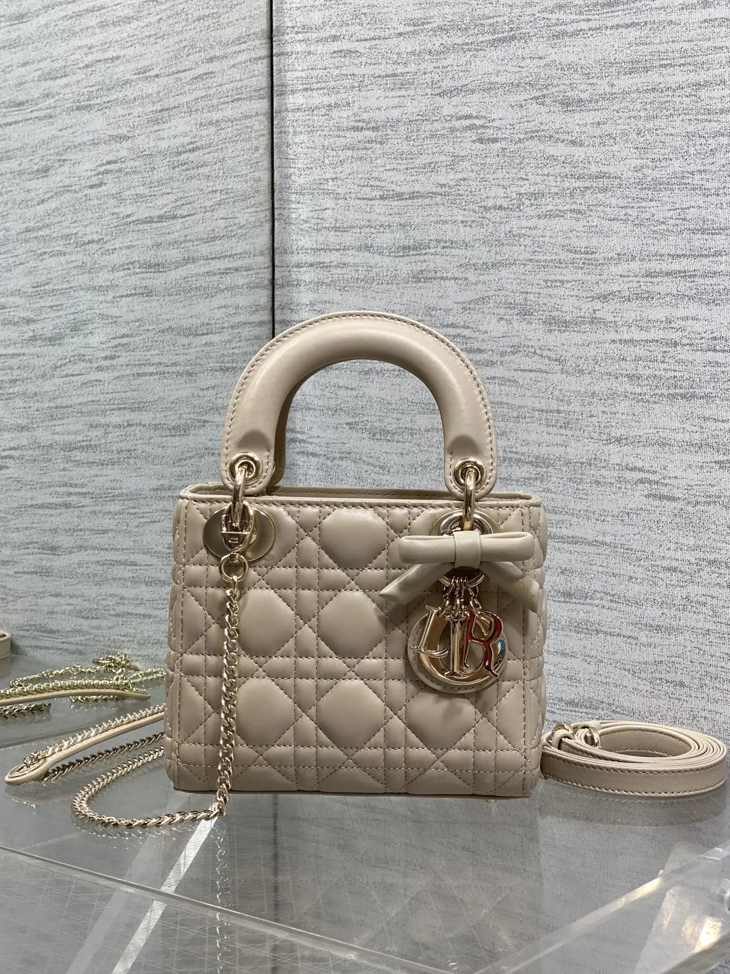 原单迪奥女包|高仿迪奥女包|精仿迪奥女包|一比一迪奥女包Classic Lady最新蝴蝶结戴妃包 人手一个必备的三格小包 迷人优雅又气场十足 斜挎手拎也是女人味十足 经典时尚风格 ins和众多时尚icon都人手一个的美包 别错过哦 size 17*7*15cm