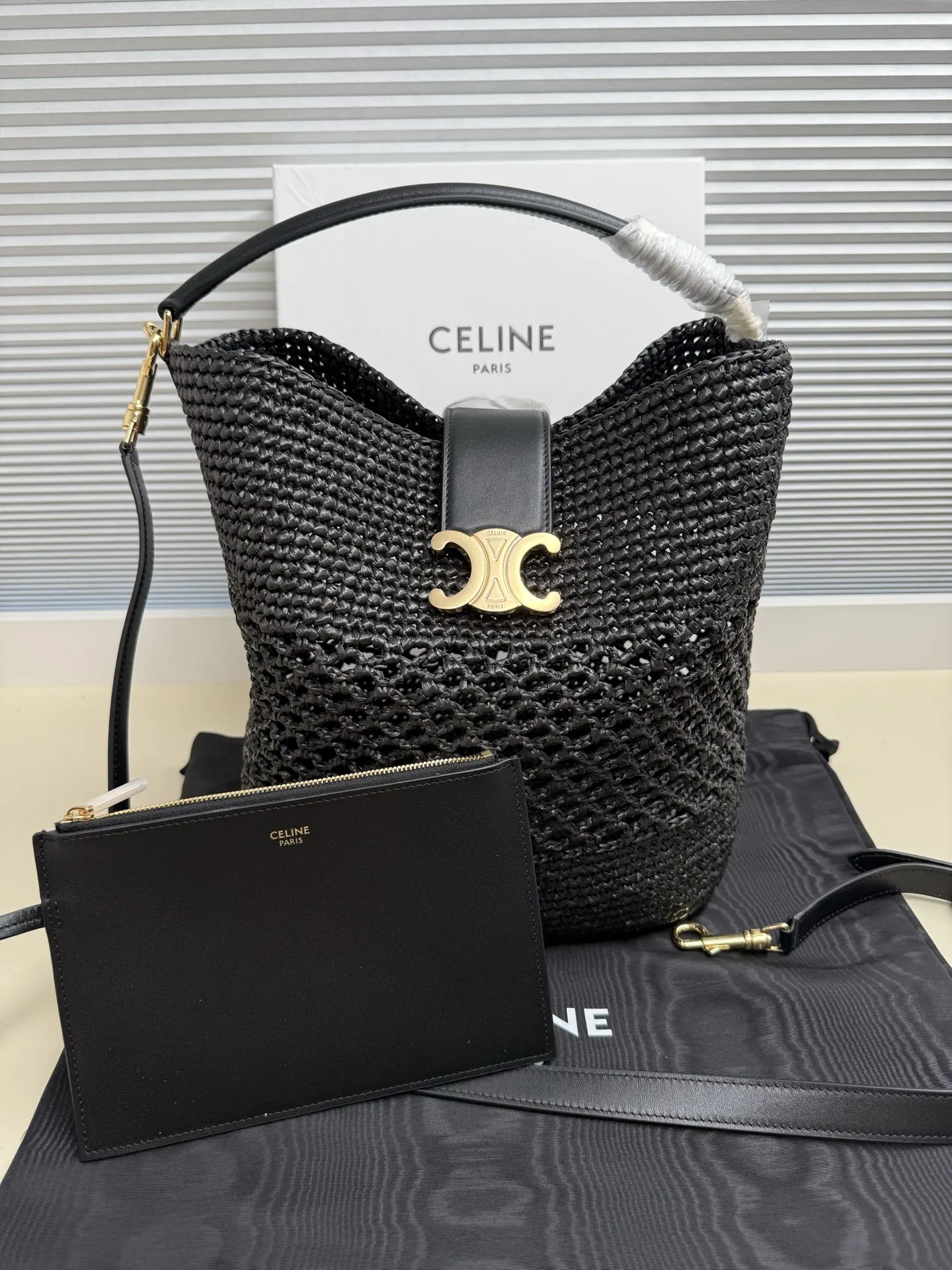 原单赛琳女包|高仿赛琳女包|精仿赛琳女包|一比一赛琳女包CELINE LOUISE大号草编 手袋25 年新款Louise水桶包   今年这款Louise的锁扣加入了凯旋门元素 增强了这款水桶包的辨识度更加时尚精致 可满足手拎/斜挎/肩背三种需求 容量非常可观 日常通勤 出差 办公完全无压力喜欢的宝子放心冲 草编 包 手提 肩背和斜挎 皮革翻盖 配TRIOMPHE磁扣 1个内侧可拆卸拉链口袋 可拆卸和可调节肩带 最小长度50cm 最大长度57cm尺寸 28 X 24 X 16厘米编号 123152 草编