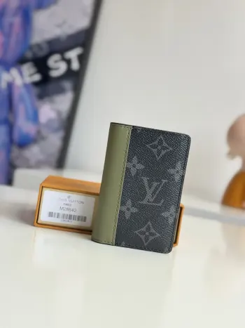   海外原单M28642独家实拍 本款口袋夹结合 Monogram Eclipse 帆布和考究牛皮革 以多重卡位和口袋打造实用收纳空间 搭配后部外袋 标志性设计新释摩登经典风格 打造历久弥新之选 尺寸 11×7.5×1cm