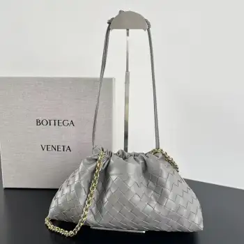  BV新款 Dustbag 垃圾袋链条包   844626超火 的Dustbag垃圾袋出链条款啦   皮穿链条的设计不仅更加实用 解锁了更多背法以经典编织设计 束口抽绳开口自然的褶皱感和柔软的牛皮光滑细腻 软软糯糯还抗造 背再久都像新的 不仅自重轻容量也超大 想要一个随性又时髦的包包 就入手这个能让你快乐的垃圾袋叭  尺寸 33x19x8