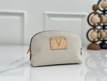 顶级原单 独家实拍 M28652化妆包蓝色 本款 Pochette Cosmetique 小号化妆包结合棉布和缤纷牛皮革饰边 以金属铆钉和瞩目 V 字点缀皮革贴饰 致敬品牌 Volez, Voguez, Voyagez 飞行 航行 旅行  的经典格言 印花织物内衬和贴袋共筑精巧内部空间 本系列臻作搭配专属包装 浸染蔚蓝海岸的迷人风情 随附限定挂饰与品牌标志性海滩小屋手袋 尽揽盛夏悠然意趣——限量呈献 售完即止 尺寸 19 x 12 x 6 厘米 (长度 x 高 x 宽)