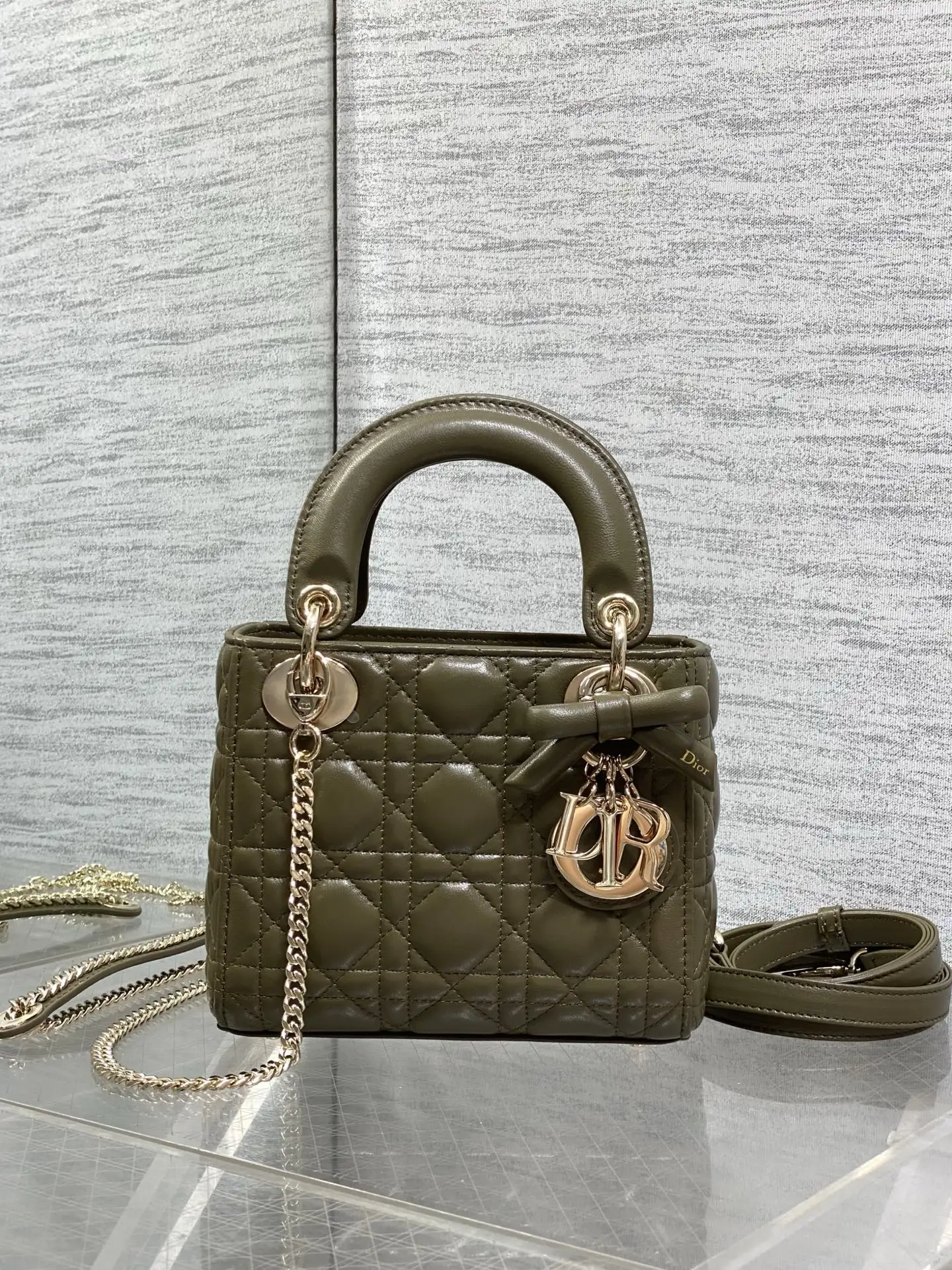 原单迪奥女包|高仿迪奥女包|精仿迪奥女包|一比一迪奥女包Classic Lady最新蝴蝶结戴妃包 人手一个必备的三格小包 迷人优雅又气场十足 斜挎手拎也是女人味十足 经典时尚风格 ins和众多时尚icon都人手一个的美包 别错过哦 size 17*7*15cm