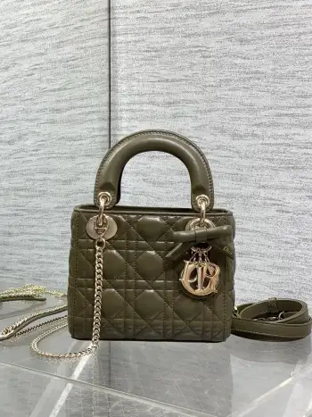 Classic Lady最新蝴蝶结戴妃包 人手一个必备的三格小包 迷人优雅又气场十足 斜挎手拎也是女人味十足 经典时尚风格 ins和众多时尚icon都人手一个的美包 别错过哦 size 17*7*15cm