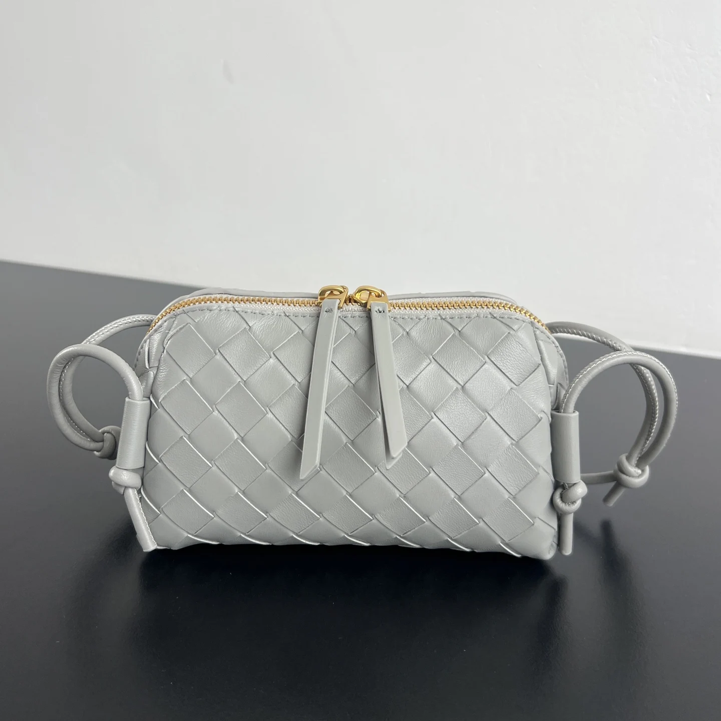 Bv新款 Concert pouch 794258 是见过最好看实用的迷你小包呀 包身采用经典的 lntrecciato编织工艺 配有皮质双头拉链 开口宽敞 易取易放 肩带绳结处可滑动自由调节长短 即 斜挎/腋下 又能当手拿包 小小身板 大大容量 真滴太太实用啦 关键还特百搭 快 姐妹一起来入这款小巧精致好看百搭的包包叭 尺寸 18.5*11.5*8.5