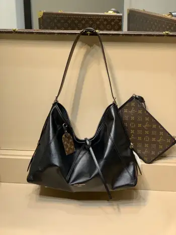 顶级原单 变码芯片 M25143 本款CarryAl Dark中号手袋以柔软羊皮革塑造时尚嘴懒腐形 为2024春夏秀场造型增添瞩目姿彩 抛光金属件与触感良好的微皱纹理互为映村 充裕空间可容纳多样日常用品 成就出行良伴 尺寸 39 × 30 × 15 cm