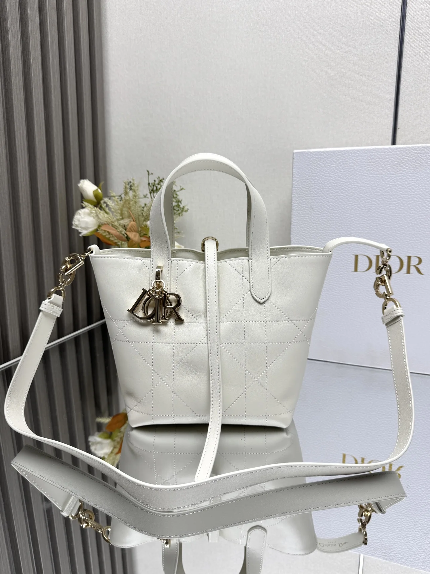 原单迪奥女包|高仿迪奥女包|精仿迪奥女包|一比一迪奥女包 小号 Dior Toujours 竖版手袋 山羊纹白色 这款 Dior Toujours 竖版手袋时尚实用 别具一格 采用黑色牛皮革精心制作 饰以超大藤格纹缉面线 宽敞的内部隔层可收纳各种日常用品 设有纤细皮革系带开合 可安全收纳各种物品 另有 CD Lock 字母 D 旋钮式扣环 可调节两侧 提升格调 小号款式 顶部皮革手柄搭配可拆卸的皮革肩带 可手提 肩背或斜挎 双开合设计 纤细系带和 Christian Dior Paris 系带搭配 CD Lock 扣环 D.I.O.R. 吊饰内部插袋可放置卡片顶部皮革手柄可拆卸皮革肩带型号 2835