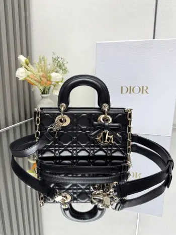 小号 LADY D-JOY 手袋 黑色带蝴蝶结小羊皮 这款 Lady D-Joy 手袋凸显 Lady Dior 系列的简约美学 集中体现了 Dior 对典雅和美丽的深刻洞见 采用黑色哑光牛皮革精心制作 以经典的藤格纹缉面线打造醒目的绗缝细节 精良的缝制工艺显露无遗 同色调金属 D.I.O.R. 吊饰彰显优雅气质 小号款式 搭配可拆卸的链条肩带和可调节 可拆卸的皮革肩带 可手提 肩背或斜挎 是日常造型的理想之选可拆卸链条肩带可拆卸 可调节的皮革肩带型号 0613尺寸 22 x 12 x 6 cm238600