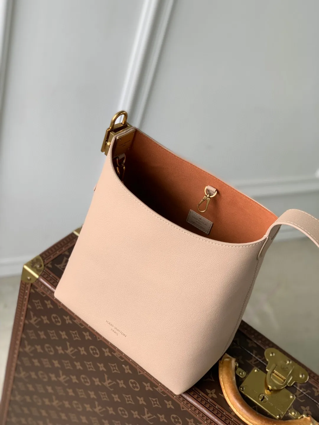 Louis Vuitton M14265 Full-Grain Cowhide Leather Handbag Women s Shoulder Bag - Detail view 9