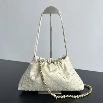  BV新款 Dustbag 垃圾袋链条包   839394 超火 的Dustbag垃圾袋出链条款啦   皮穿链条的设计不仅更加实用 解锁了更多背法以经典编织设计 束口抽绳开口自然的褶皱感和柔软的牛皮光滑细腻 软软糯糯还抗造 背再久都像新的 不仅自重轻容量也超大 想要一个随性又时髦的包包 就入手这个能让你快乐的垃圾袋叭  尺寸 33x19x8