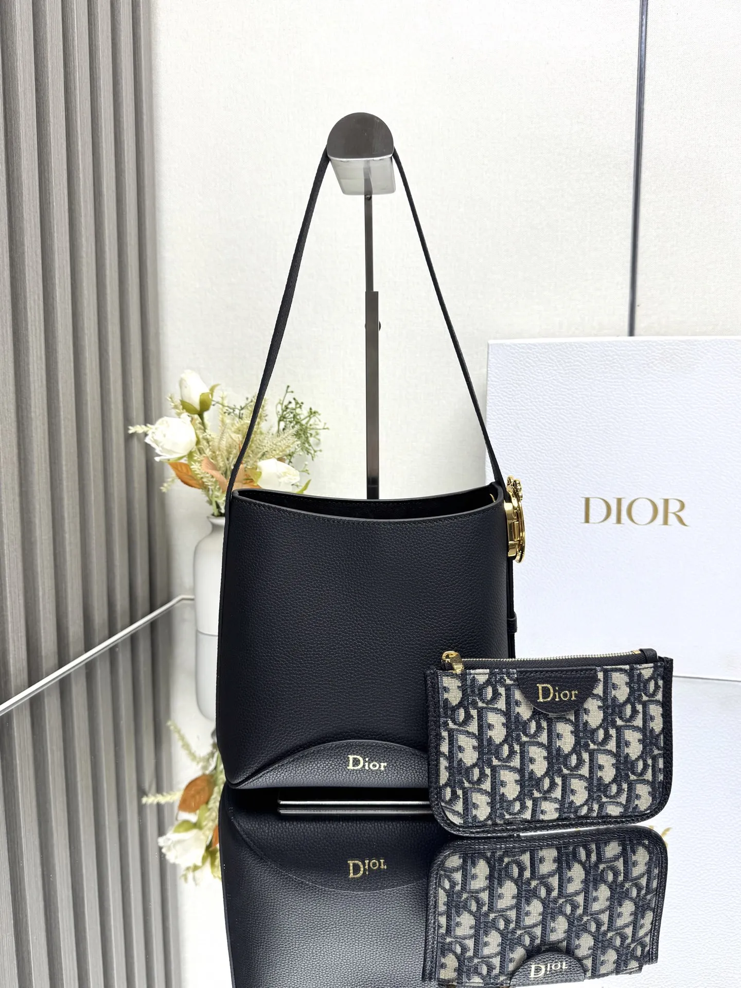 原单迪奥女包|高仿迪奥女包|精仿迪奥女包|一比一迪奥女包Dior Medaillon 水桶包呈现柔软时髦的廓形 中号款式 饰以可拆卸的拉链小袋 搭配通过 Dior Medaillon 标志细节可调节的皮革肩带 别具一格 可肩背 主体 牛皮革里料 羊皮革 牛皮革按扣钩扣开合正面饰以热压 Dior 标志可调节肩带点缀以 Dior Medaillon 标志细节采用 Oblique 印花面料和牛皮革精心制作的可拆卸拉链小袋内含防尘袋意大利制造型号: M1531尺寸 19.5 x 18.5 x 11.5 厘米 长 x 高 x 宽 238560