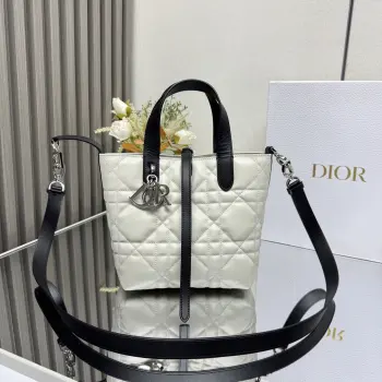 这款 Dior Toujours竖版手袋是二零二五早春成衣系列新品 时尚实用 别具一格 采用黑色牛皮革精心制作 饰以超大藤格纹缉面线 宽敞的内部隔层可收纳各种日常用品 设有纤细皮革系带开合 可安全收纳各种物品 另有CD Lock 字母D旋钮式扣环 可调节两侧 提升格调 小号款式 顶部皮革手柄搭配可拆卸的皮革肩带 可手提 肩背或斜挎主体:牛皮革里料:牛皮革尺寸 16×18×12cm 款号 2835 23867