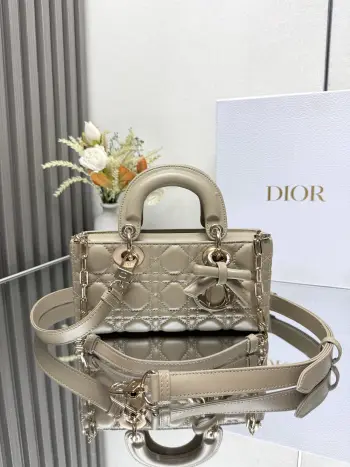小号 LADY D-JOY 手袋 杏色带蝴蝶结小羊皮 这款 Lady D-Joy 手袋凸显 Lady Dior 系列的简约美学 集中体现了 Dior 对典雅和美丽的深刻洞见 采用黑色哑光牛皮革精心制作 以经典的藤格纹缉面线打造醒目的绗缝细节 精良的缝制工艺显露无遗 同色调金属 D.I.O.R. 吊饰彰显优雅气质 小号款式 搭配可拆卸的链条肩带和可调节 可拆卸的皮革肩带 可手提 肩背或斜挎 是日常造型的理想之选可拆卸链条肩带可拆卸 可调节的皮革肩带型号 0613尺寸 22 x 12 x 6 cm238600