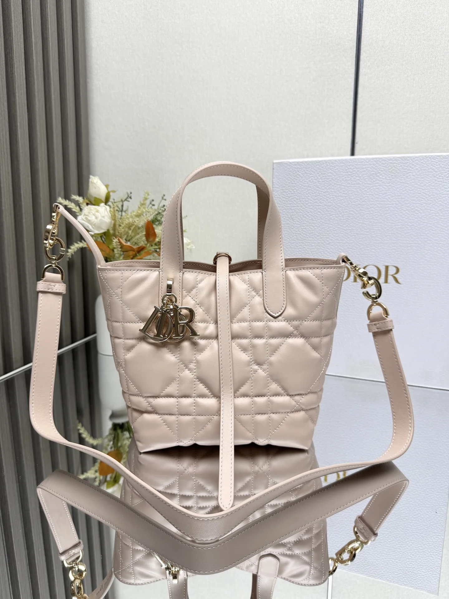 原单迪奥女包|高仿迪奥女包|精仿迪奥女包|一比一迪奥女包这款 Dior Toujours竖版手袋是二零二五早春成衣系列新品 时尚实用 别具一格 采用黑色牛皮革精心制作 饰以超大藤格纹缉面线 宽敞的内部隔层可收纳各种日常用品 设有纤细皮革系带开合 可安全收纳各种物品 另有CD Lock 字母D旋钮式扣环 可调节两侧 提升格调 小号款式 顶部皮革手柄搭配可拆卸的皮革肩带 可手提 肩背或斜挎主体:牛皮革里料:牛皮革尺寸 16×18×12cm 款号 2835 23867