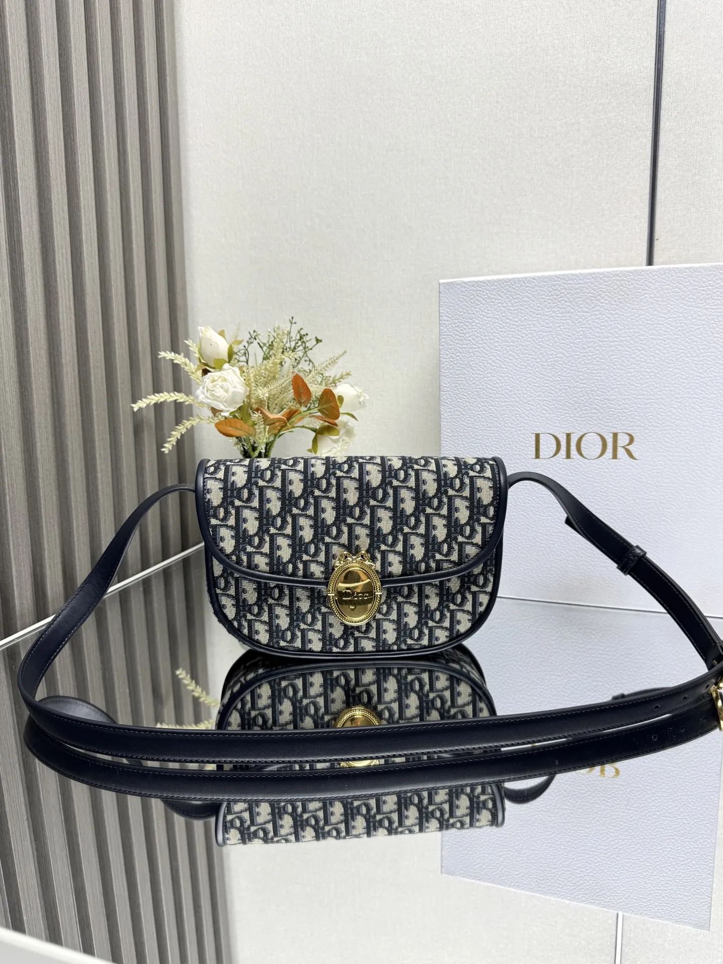 原单迪奥女包|高仿迪奥女包|精仿迪奥女包|一比一迪奥女包Dior Medaillon 翻盖包-型号: M3922蓝布这款 Dior Medaillon 翻盖包是一款百搭的日常经典单品 点缀以 Dior Medaillon 扣环提升格调 呼应 Dior 沙龙十八世纪洛可可风格美学 中号款式 搭配可调节皮革肩带 可肩背或斜挎 主体 棉 牛皮革 科技面料里料 棉 亚麻 科技面料 牛皮革翻盖开合搭配 Dior Medaillon 扣环可调节皮革肩带搭配富有纹理的搭扣内部拉链口袋背面插袋内含防尘袋意大利制造型号: M3922尺寸 23 x 16 x 6.5 厘米 长 x 高 x 宽 可收纳 1 个包 1 部手机 1 个卡夹 太阳眼镜和唇膏肩带长度 97 - 112 厘米肩带顶端至手袋顶端长度 41 - 49 厘米重量 550 克尺寸和重量详情可能因产品材质而有所不同23856