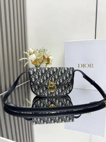 Dior Medaillon 翻盖包-型号: M3922蓝布这款 Dior Medaillon 翻盖包是一款百搭的日常经典单品 点缀以 Dior Medaillon 扣环提升格调 呼应 Dior 沙龙十八世纪洛可可风格美学 中号款式 搭配可调节皮革肩带 可肩背或斜挎 主体 棉 牛皮革 科技面料里料 棉 亚麻 科技面料 牛皮革翻盖开合搭配 Dior Medaillon 扣环可调节皮革肩带搭配富有纹理的搭扣内部拉链口袋背面插袋内含防尘袋意大利制造型号: M3922尺寸 23 x 16 x 6.5 厘米 长 x 高 x 宽 可收纳 1 个包 1 部手机 1 个卡夹 太阳眼镜和唇膏肩带长度 97 - 112 厘米肩带顶端至手袋顶端长度 41 - 49 厘米重量 550 克尺寸和重量详情可能因产品材质而有所不同23856
