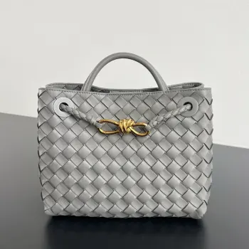  Bottega Veneta 2023春夏新款Andiamo手袋  众多明星同款  743568  经典的全身皮革编织搭配金色绳结扣 够沉稳也够潇洒整体皆由Nappa羊皮革制成 舒适柔软且富有动感 可滑动的金属绳结扣可以调整肩带 单肩/手伶/斜挎 多种背法 包身容量大 通勤/日常/出游都很合适 这款包分为小号/中号 /大号 总有一款适合你  那就带我走叭  尺寸:25x22x10.5
