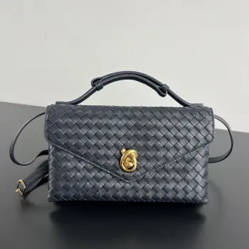  Bv 新款 Knot Lock斜挎包 817191  2025早春kont lock新系列 火热上市 品牌经典编织工艺 搭配kont的金属旋转纽扣精致亮眼 是细节的奢华点缀 上身大气优雅 内部双隔层+卡位+背部隔层 超能装 多种背法 肩带可拆卸 手提/肩背/斜挎 复古且时髦 精致老线风轻松拿捏 尺寸 25x16x5.5 