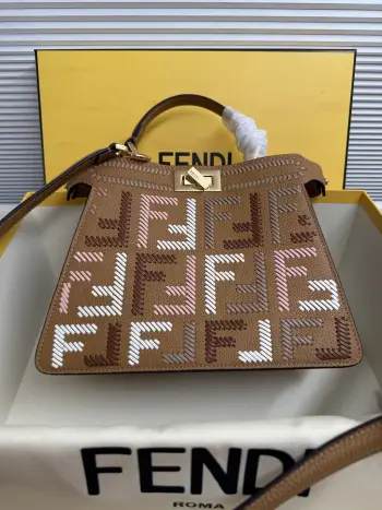 peekaboo 全新系列 ISeeU petite 小牛皮手感超细腻 一面是手工编织的经典双F Logo另一面又是简约典雅的包面 一包两种风格 简约个性大方 实用又百搭 款号327编织Size:27-11-20cm