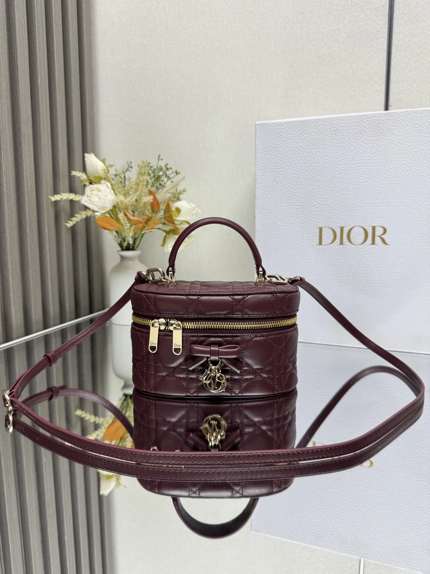 原单迪奥女包|高仿迪奥女包|精仿迪奥女包|一比一迪奥女包Dior 30 Montaigne 迷你 Vanity 蝴蝶手袋 酒红色羊皮 这款 30 Montaigne 迷你 Vanity 手袋设计精巧 兼具实用功能与高雅气质 为该系列提升格调 采用黑色羊皮菱格精心制作 内里配羊皮 正面饰以 CD 标志提升格调 可收纳各种日常用品 设有一个内部口袋和镜子 更显精致 可通过手柄手提 搭配同色可调节皮肩带 可肩背或斜挎 正面饰以 CD 标志拉链开合搭配 CD 拉链头顶部手柄1 个隔层内部贴袋可调节 可拆卸的皮革肩带型号 2603尺寸 17 x 8.5 x 11 厘米 长 x 高 x 宽 可收纳 1 部手机 1 个卡夹和唇膏23857