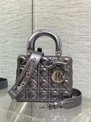 Lady最新款四格蝴蝶结戴妃包 采用小羊皮精心制作 人手一个必备的戴妃包 迷人优雅又气场十足 斜挎手拎也是女人味十足 经典时尚风格 ins和众多时尚icon都人手一个的美包 别错过哦 size 20*17*8cm