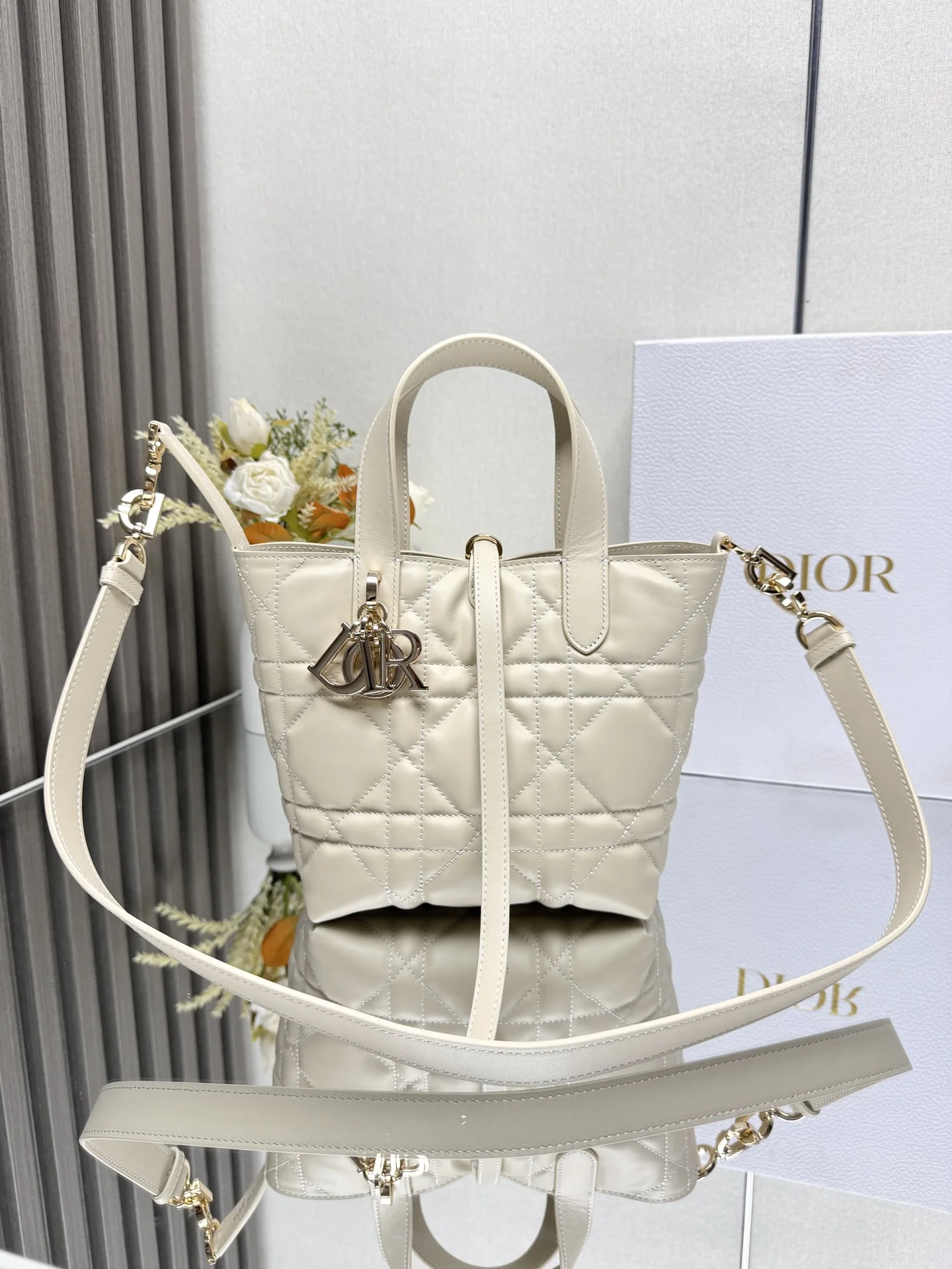 原单迪奥女包|高仿迪奥女包|精仿迪奥女包|一比一迪奥女包这款 Dior Toujours竖版手袋是二零二五早春成衣系列新品 时尚实用 别具一格 采用象牙白色牛皮革精心制作 饰以超大藤格纹缉面线 宽敞的内部隔层可收纳各种日常用品 设有纤细皮革系带开合 可安全收纳各种物品 另有CD Lock 字母D旋钮式扣环 可调节两侧 提升格调 小号款式 顶部皮革手柄搭配可拆卸的皮革肩带 可手提 肩背或斜挎主体:牛皮革里料:牛皮革尺寸 16×18×12cm 款号 2835 23865