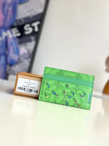   海外原单M26802足球绿独家实拍 本款 Double 卡夹为 Colored Monogram 帆布融入鸟瞰运动场景 以生动主题与写实图景注入活泼意趣 牛皮革内衬完善经典格调 卡片夹层和中央口袋实现有序收纳 尺寸 11×7×1.5cm