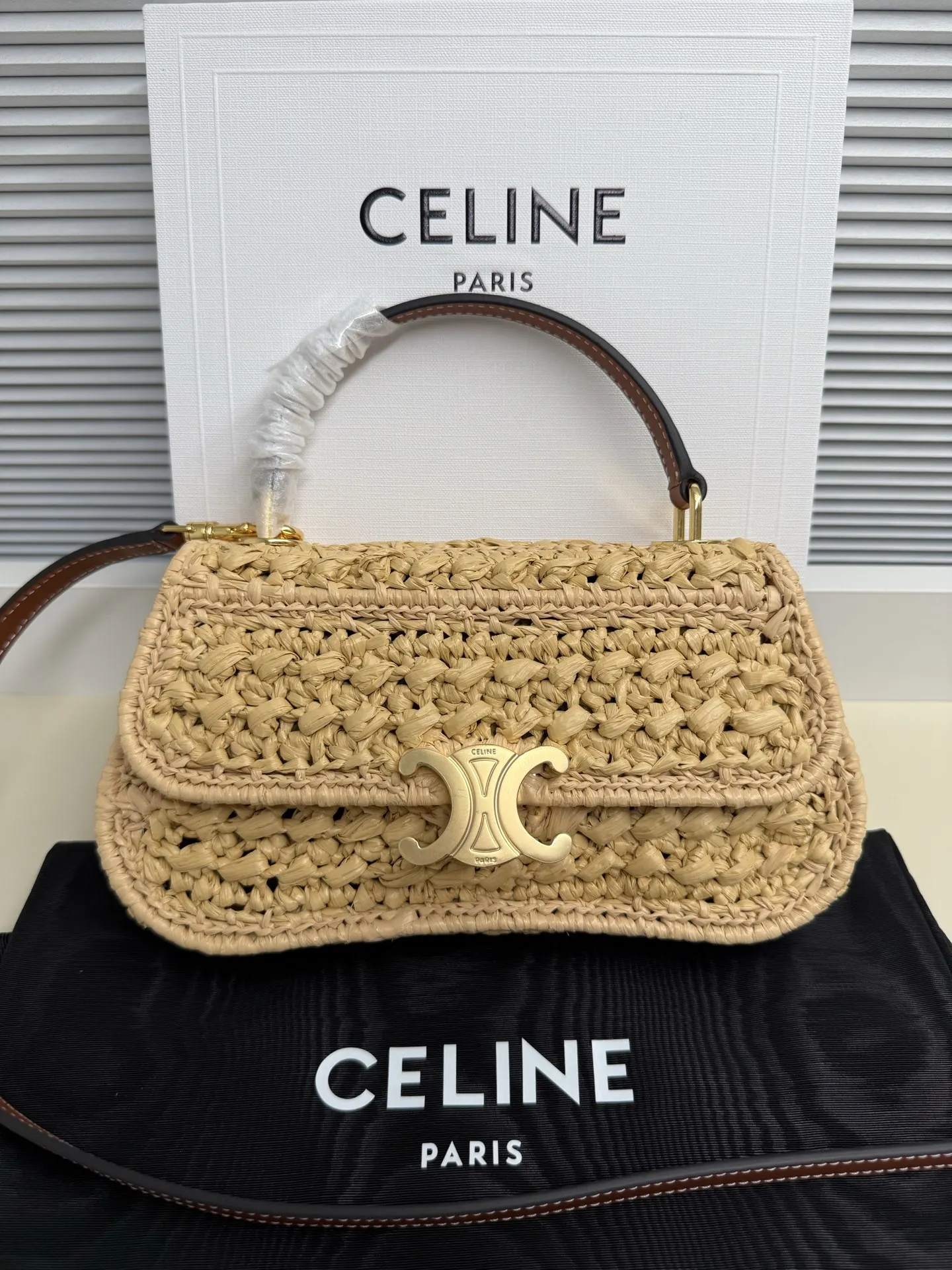 原单赛琳女包|高仿赛琳女包|精仿赛琳女包|一比一赛琳女包 CELINE 24ss TEEN LOLA 编织手袋惊艳了时光 来自CELINE TEEN LOLA将60年代复古风格推到极致 惊艳亮相恰到好处的精致感 又兼顾到了容量需求-标志性老花元素秋冬衣橱必备的搭配元素 old money即视感get -20x11.5x5cm-超长肩带57cm单肩 斜挎 手拎都  堪称造型王者-凯旋门标志五金+TRIOMPHE按扣+可拆卸调节肩带 搭配多种背法颜色: 编织棕型号 119533