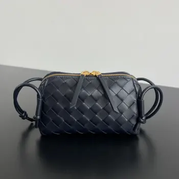  Bv新款 Concert  pouch  794258 是见过最好看实用的迷你小包呀   包身采用经典的 lntrecciato编织工艺  配有皮质双头拉链 开口宽敞 易取易放 肩带绳结处可滑动自由调节长短 即  斜挎/腋下 又能当手拿包 小小身板 大大容量 真滴太太实用啦 关键还特百搭 快 姐妹一起来入这款小巧精致好看百搭的包包叭  尺寸 18.5*11.5*8.5   
