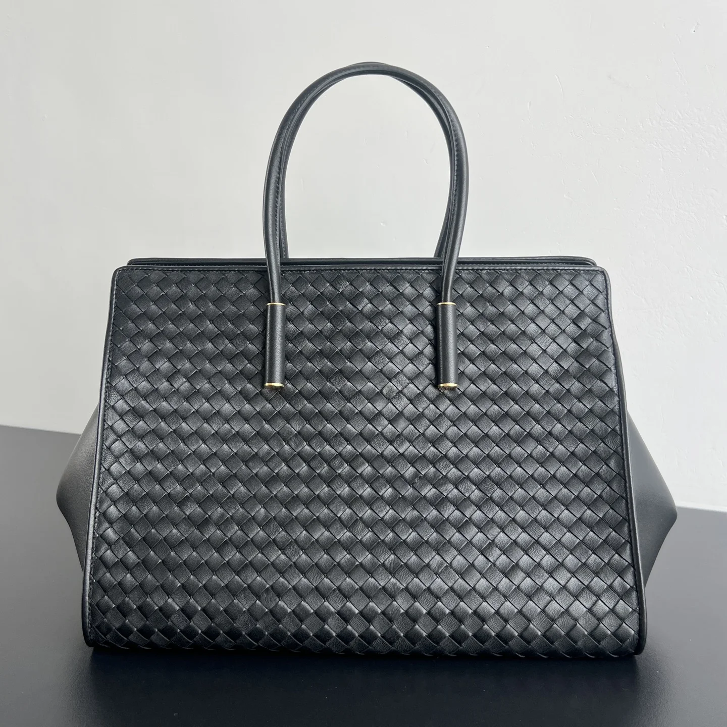 原单BV女包|高仿BV女包|精仿BV女包|一比一BV女包BV新品 Barbare Tote手袋   868327  精致的简约风格 是一种安静的高级感 柔软的小羊皮在匠人手中被编织成细密的纹理 摸上去温润又丝滑 包包两侧可敞开展随性 也可收拢变正式托特包 方正的包型即能容纳下13寸电脑 文件衣物都能装下 硬挺版型+舒适提手 能hold住正式场合 也能适配日常通勤 真正做到 一包装下所有场合 是职场大女主的气场担当 尺寸 37x27x24