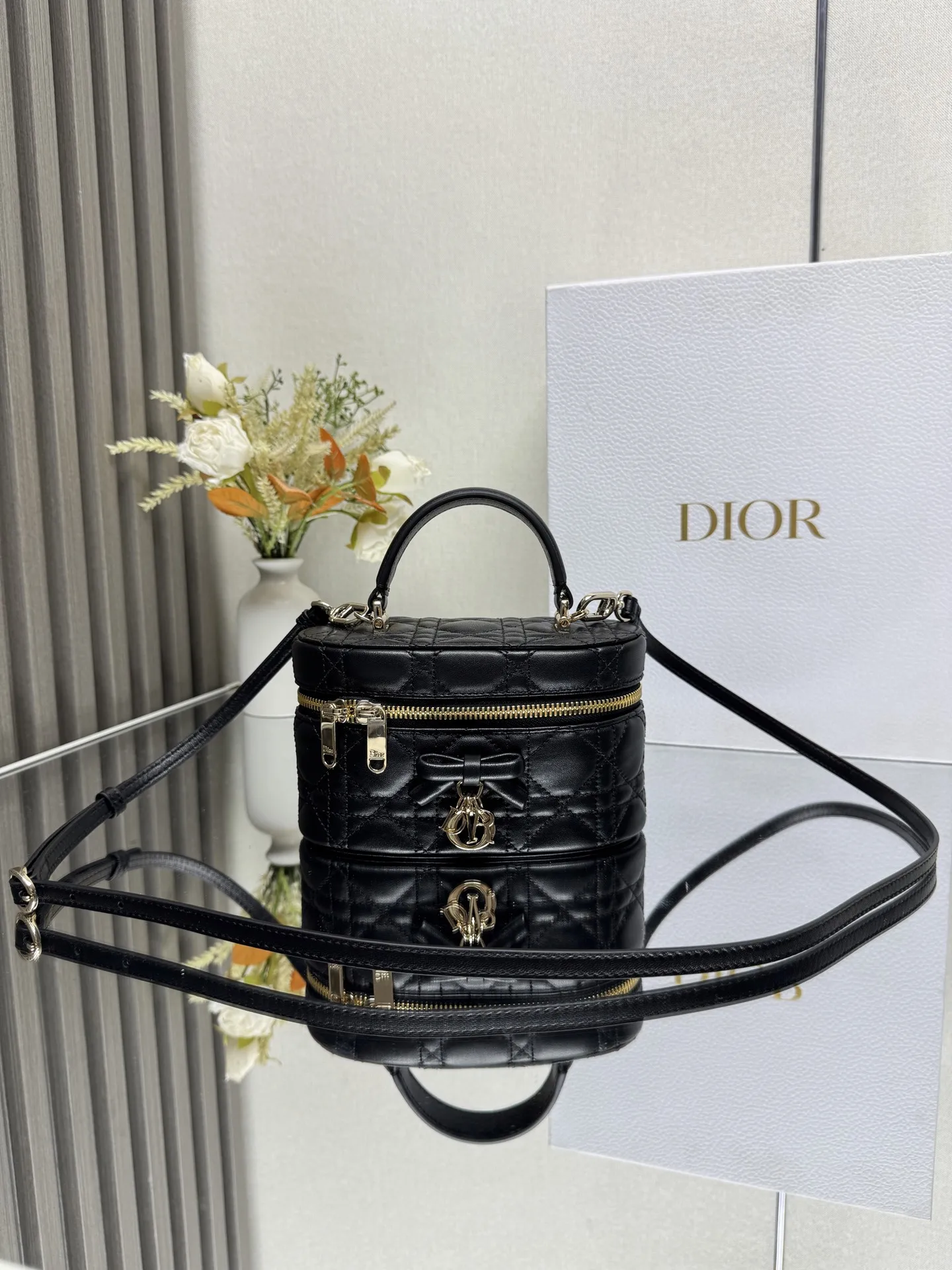 原单迪奥女包|高仿迪奥女包|精仿迪奥女包|一比一迪奥女包Dior 30 Montaigne 迷你 Vanity 蝴蝶手袋 黑色羊皮 这款 30 Montaigne 迷你 Vanity 手袋设计精巧 兼具实用功能与高雅气质 为该系列提升格调 采用黑色羊皮菱格精心制作 内里配羊皮 正面饰以 CD 标志提升格调 可收纳各种日常用品 设有一个内部口袋和镜子 更显精致 可通过手柄手提 搭配同色可调节皮肩带 可肩背或斜挎 正面饰以 CD 标志拉链开合搭配 CD 拉链头顶部手柄1 个隔层内部贴袋可调节 可拆卸的皮革肩带型号 2603尺寸 17 x 8.5 x 11 厘米 长 x 高 x 宽 可收纳 1 部手机 1 个卡夹和唇膏23857