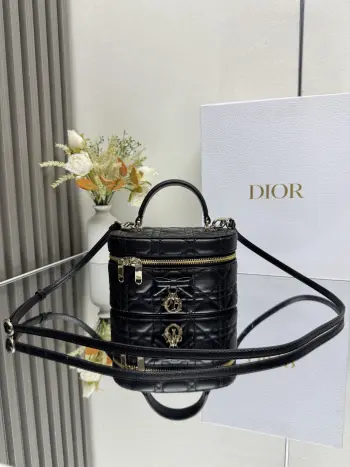 Dior 30 Montaigne 迷你 Vanity 蝴蝶手袋 黑色羊皮 这款 30 Montaigne 迷你 Vanity 手袋设计精巧 兼具实用功能与高雅气质 为该系列提升格调 采用黑色羊皮菱格精心制作 内里配羊皮 正面饰以 CD 标志提升格调 可收纳各种日常用品 设有一个内部口袋和镜子 更显精致 可通过手柄手提 搭配同色可调节皮肩带 可肩背或斜挎 正面饰以 CD 标志拉链开合搭配 CD 拉链头顶部手柄1 个隔层内部贴袋可调节 可拆卸的皮革肩带型号 2603尺寸 17 x 8.5 x 11 厘米 长 x 高 x 宽 可收纳 1 部手机 1 个卡夹和唇膏23857
