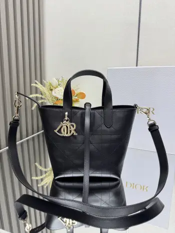  小号 Dior Toujours 竖版手袋 山羊纹黑色 这款 Dior Toujours 竖版手袋时尚实用 别具一格 采用黑色牛皮革精心制作 饰以超大藤格纹缉面线 宽敞的内部隔层可收纳各种日常用品 设有纤细皮革系带开合 可安全收纳各种物品 另有 CD Lock 字母 D 旋钮式扣环 可调节两侧 提升格调 小号款式 顶部皮革手柄搭配可拆卸的皮革肩带 可手提 肩背或斜挎 双开合设计 纤细系带和 Christian Dior Paris 系带搭配 CD Lock 扣环 D.I.O.R. 吊饰内部插袋可放置卡片顶部皮革手柄可拆卸皮革肩带型号 2835