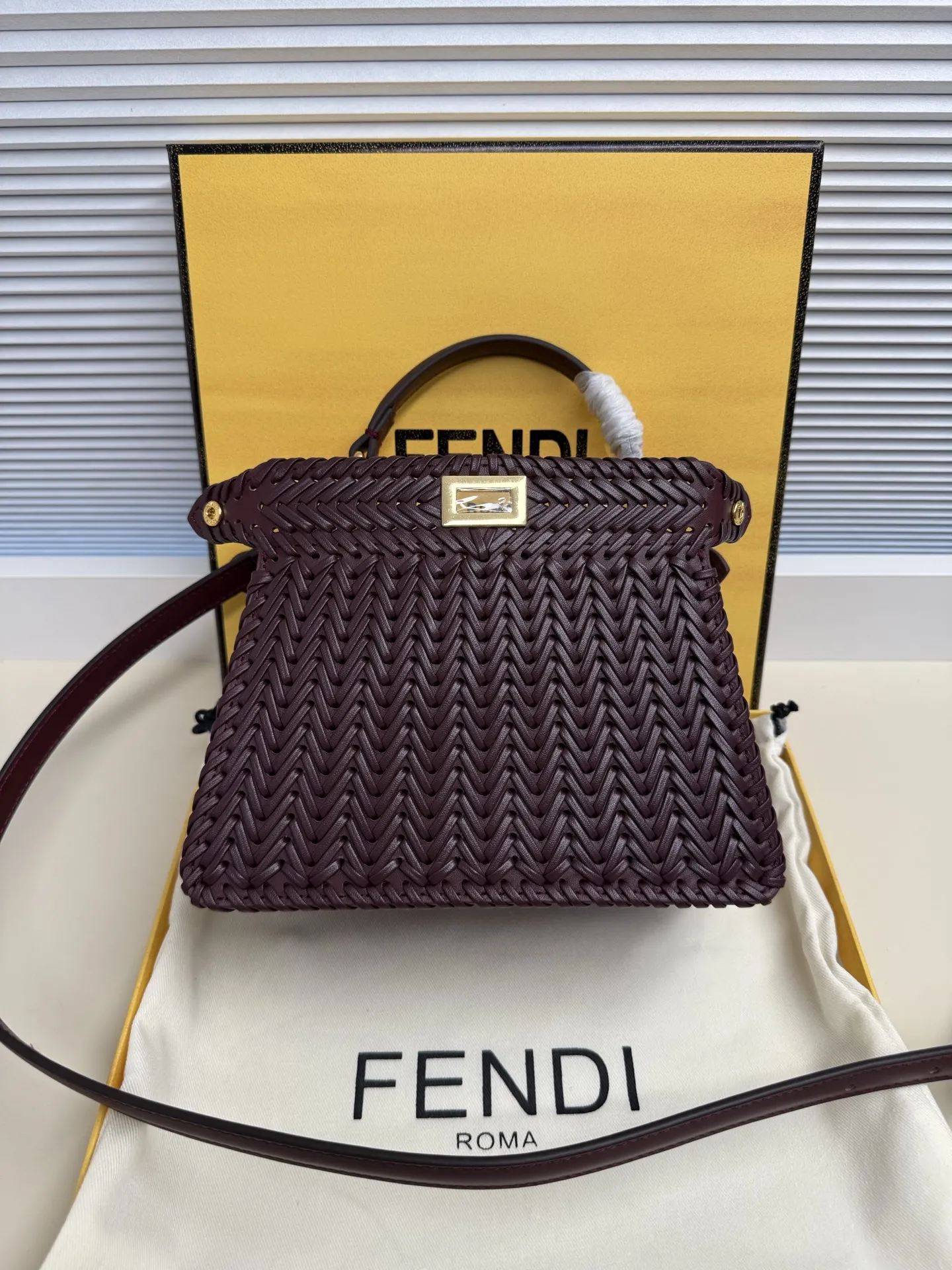 原单芬迪女包|高仿芬迪女包|精仿芬迪女包|一比一芬迪女包 Fend Iconic ekaboo ISeeU 进口皮材质, 边缘和正面饰有同色系辫两侧编细节 饰有经典扭锁两个隔层 配有手柄和可调节可拆卸式肩带 可手提或斜挎Size:20-11-15cm 款号 5002