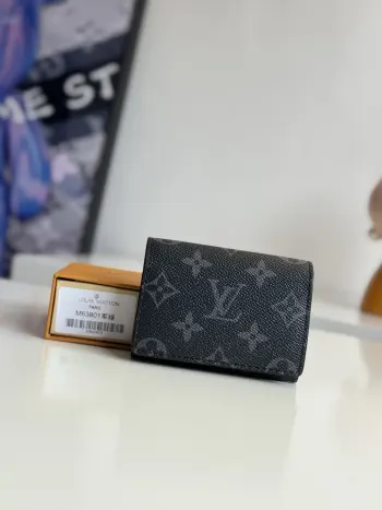   海外原单M63801军绿独家实拍 以经典Monogram涂层帆布制作 这款Enveloppe Carte de Visite名片夹让您可以精致地把名片或信用卡随身携带 可轻易收纳入几乎任何口袋 采用按扣开合 尺寸 10.5×8cm