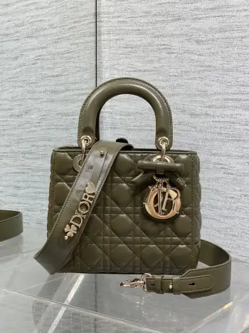 Lady最新款四格蝴蝶结戴妃包 采用小羊皮精心制作 人手一个必备的戴妃包 迷人优雅又气场十足 斜挎手拎也是女人味十足 经典时尚风格 ins和众多时尚icon都人手一个的美包 别错过哦 size 20*17*8cm