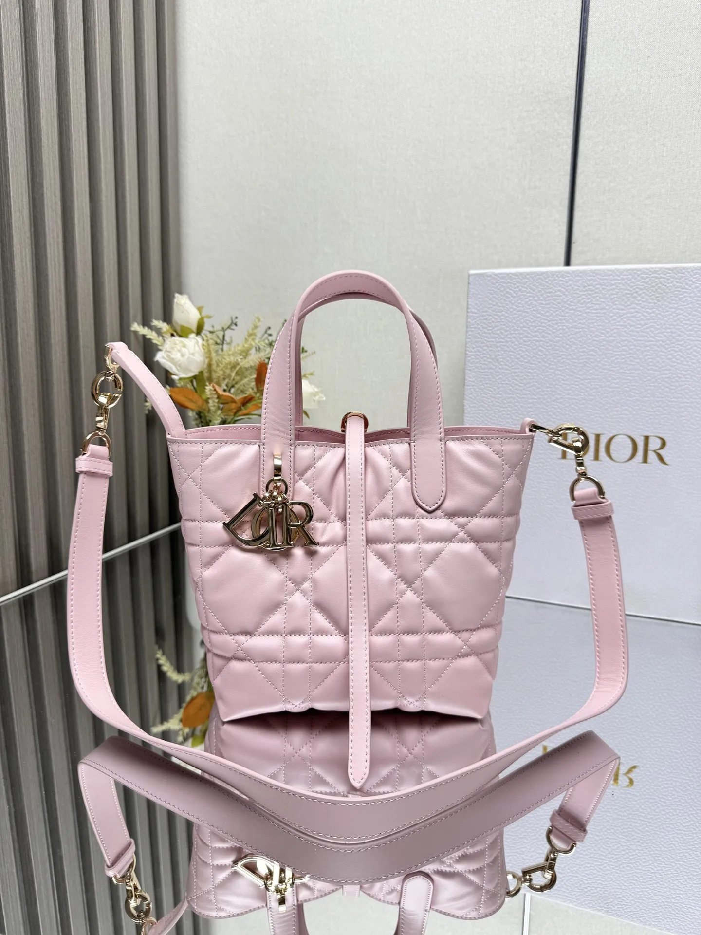 原单迪奥女包|高仿迪奥女包|精仿迪奥女包|一比一迪奥女包这款 Dior Toujours竖版手袋是二零二五早春成衣系列新品 时尚实用 别具一格 采用黑色牛皮革精心制作 饰以超大藤格纹缉面线 宽敞的内部隔层可收纳各种日常用品 设有纤细皮革系带开合 可安全收纳各种物品 另有CD Lock 字母D旋钮式扣环 可调节两侧 提升格调 小号款式 顶部皮革手柄搭配可拆卸的皮革肩带 可手提 肩背或斜挎主体:牛皮革里料:牛皮革尺寸 16×18×12cm 款号 2835 23867