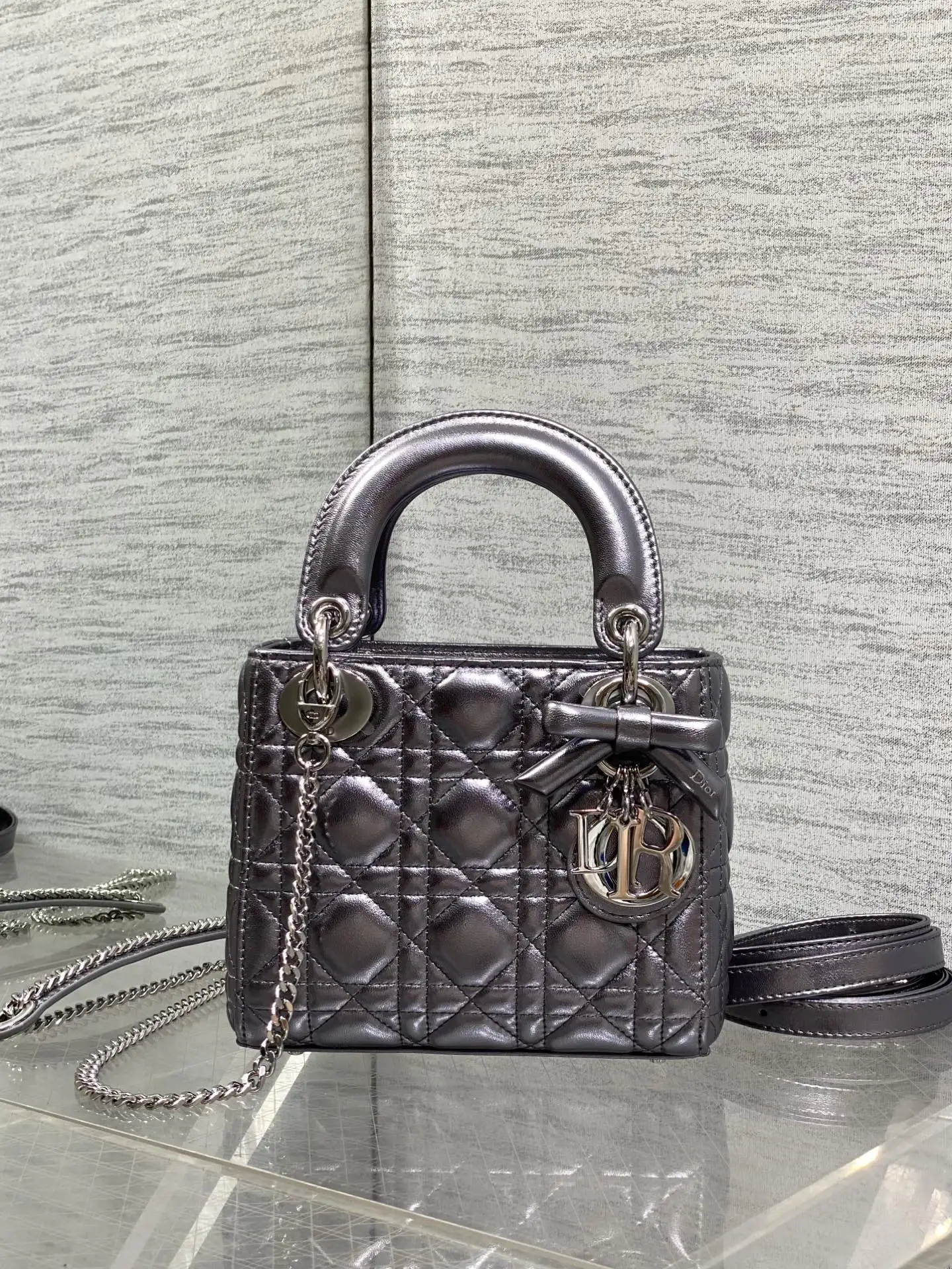 原单迪奥女包|高仿迪奥女包|精仿迪奥女包|一比一迪奥女包Classic Lady最新蝴蝶结戴妃包 人手一个必备的三格小包 迷人优雅又气场十足 斜挎手拎也是女人味十足 经典时尚风格 ins和众多时尚icon都人手一个的美包 别错过哦 size 17*7*15cm