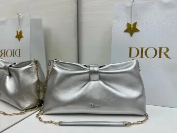 蝴蝶结云朵包bow 乔纳森 安德森 (Jonathan Anderson) 倾情呈献的新款 Dior Bow 手袋彰显法国的优雅气质和工坊的精湛工艺 主体 羊皮革里料 羊猄皮尺寸 30x17.5x12cm型号:0714