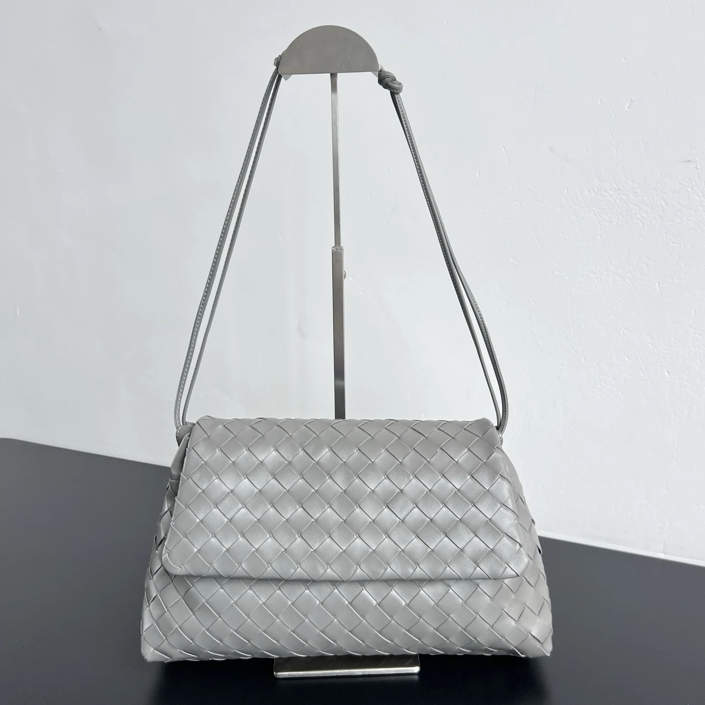 原单BV女包|高仿BV女包|精仿BV女包|一比一BV女包 BV新品 Dustbag  857657   被大家问爆的垃圾袋来啦 翻盖设计不仅增加了视觉层次感 整体还显的精致而不厚重 包身选用柔软牛皮材质 摸起来软乎乎糯叽叽的 透露着低调雾面高级感 翻盖+抽绳开合方式 整体更加有立体感和安全性 无论是作为单肩包还是斜挎包使用 都能展现出优雅的气质 尺寸 33x19x8