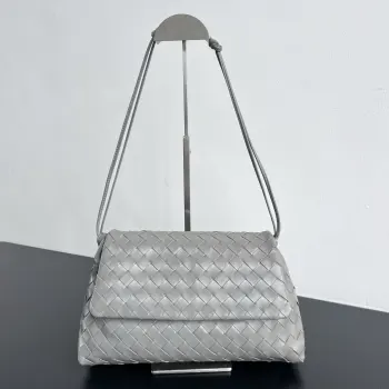  BV新品 Dustbag  857657   被大家问爆的垃圾袋来啦 翻盖设计不仅增加了视觉层次感 整体还显的精致而不厚重 包身选用柔软牛皮材质 摸起来软乎乎糯叽叽的 透露着低调雾面高级感 翻盖+抽绳开合方式 整体更加有立体感和安全性 无论是作为单肩包还是斜挎包使用 都能展现出优雅的气质 尺寸 33x19x8