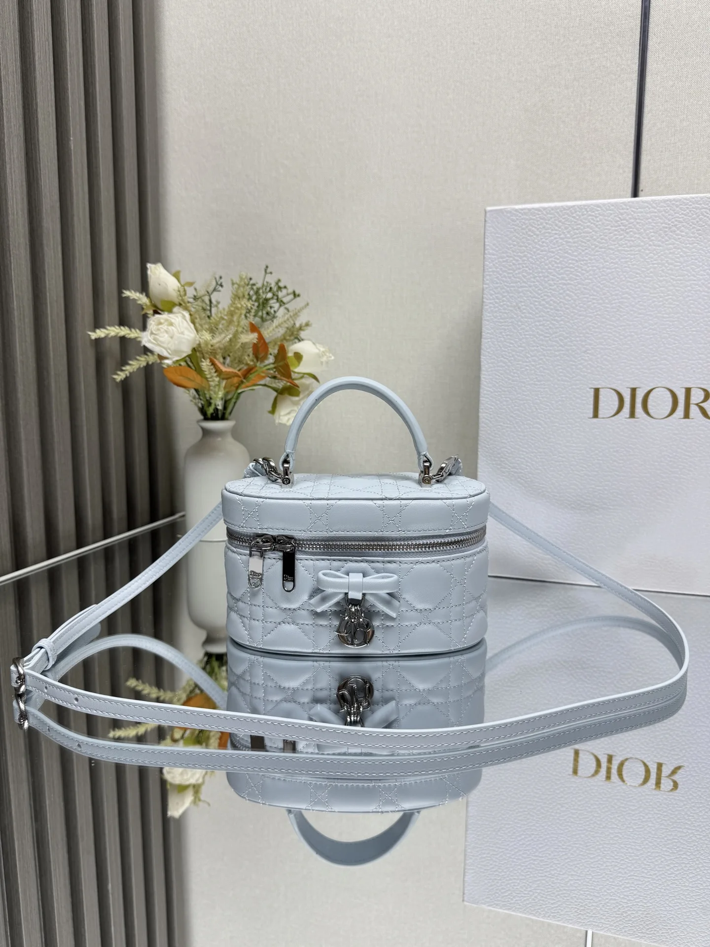 原单迪奥女包|高仿迪奥女包|精仿迪奥女包|一比一迪奥女包Dior 30 Montaigne 迷你 Vanity 蝴蝶手袋 蓝色羊皮 这款 30 Montaigne 迷你 Vanity 手袋设计精巧 兼具实用功能与高雅气质 为该系列提升格调 采用黑色羊皮菱格精心制作 内里配羊皮 正面饰以 CD 标志提升格调 可收纳各种日常用品 设有一个内部口袋和镜子 更显精致 可通过手柄手提 搭配同色可调节皮肩带 可肩背或斜挎 正面饰以 CD 标志拉链开合搭配 CD 拉链头顶部手柄1 个隔层内部贴袋可调节 可拆卸的皮革肩带型号 2603尺寸 17 x 8.5 x 11 厘米 长 x 高 x 宽 可收纳 1 部手机 1 个卡夹和唇膏23857