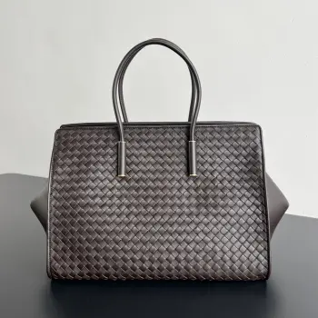 BV新品 Barbare Tote手袋   868327  精致的简约风格 是一种安静的高级感 柔软的小羊皮在匠人手中被编织成细密的纹理 摸上去温润又丝滑 包包两侧可敞开展随性 也可收拢变正式托特包 方正的包型即能容纳下13寸电脑 文件衣物都能装下 硬挺版型+舒适提手 能hold住正式场合 也能适配日常通勤 真正做到 一包装下所有场合 是职场大女主的气场担当 尺寸 37x27x24