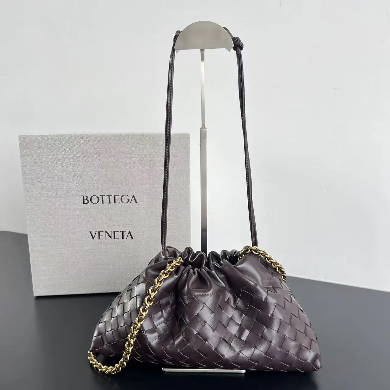 BV新款 Dustbag 垃圾袋链条包 844626超火 的Dustbag垃圾袋出链条款啦 皮穿链条的设计不仅更加实用 解锁了更多背法以经典编织设计 束口抽绳开口自然的褶皱感和柔软的牛皮光滑细腻 软软糯糯还抗造 背再久都像新的 不仅自重轻容量也超大 想要一个随性又时髦的包包 就入手这个能让你快乐的垃圾袋叭 尺寸 33x19x8
