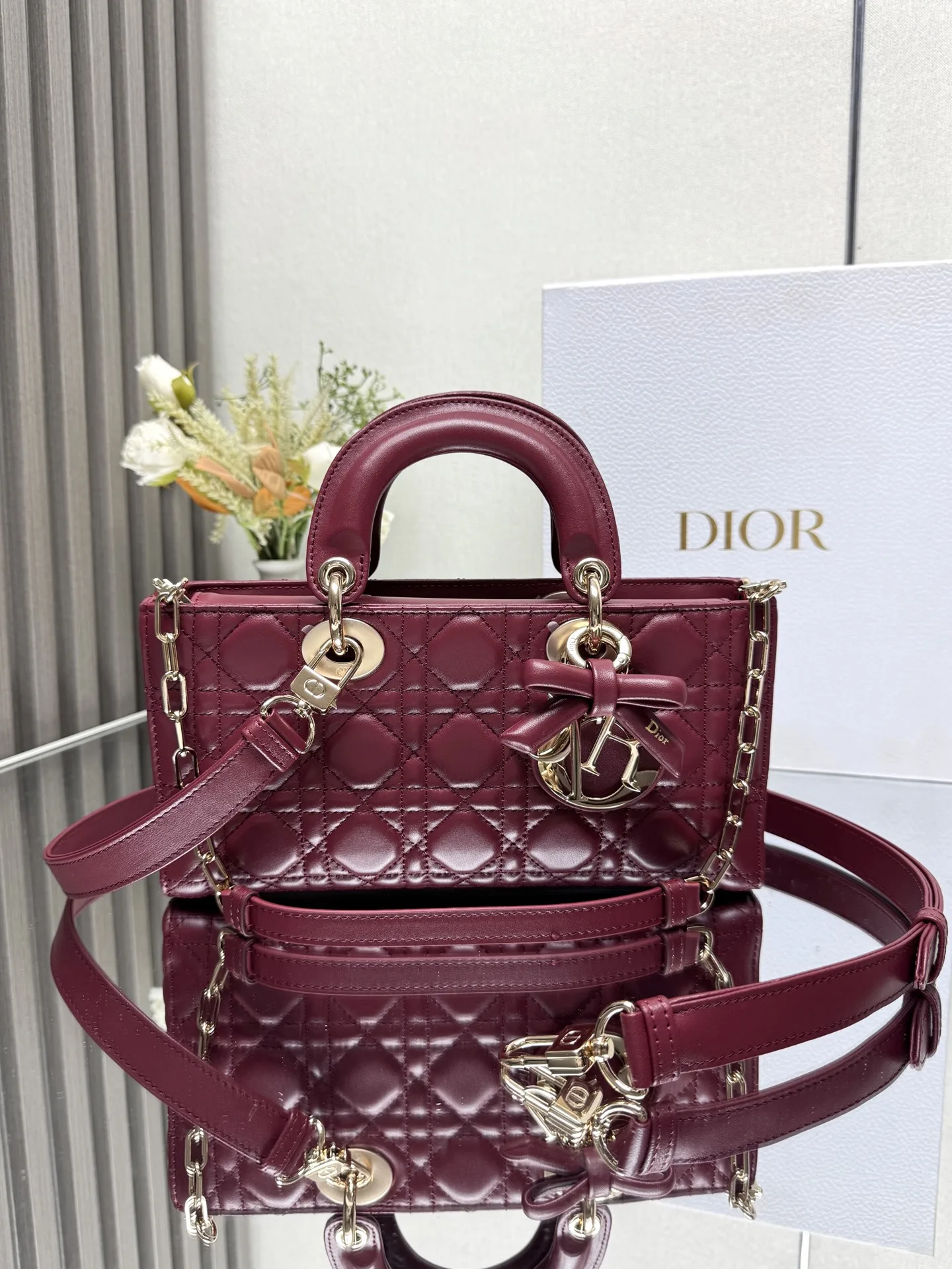 原单迪奥女包|高仿迪奥女包|精仿迪奥女包|一比一迪奥女包中号 LADY D-JOY 手袋 枣红色带蝴蝶结小羊皮 这款 Lady D-Joy 手袋凸显 Lady Dior 系列的简约美学 集中体现了 Dior 对典雅和美丽的深刻洞见 采用黑色哑光牛皮革精心制作 以经典的藤格纹缉面线打造醒目的绗缝细节 精良的缝制工艺显露无遗 同色调金属 D.I.O.R. 吊饰彰显优雅气质 小号款式 搭配可拆卸的链条肩带和可调节 可拆卸的皮革肩带 可手提 肩背或斜挎 是日常造型的理想之选 可拆卸链条肩带可拆卸 可调节的皮革肩带型号 0540尺寸 26×13.5×5 cm可收纳一部 iPhone和其他配饰238620