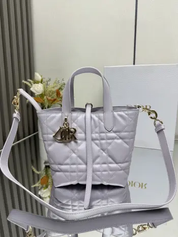 这款 Dior Toujours竖版手袋是二零二五早春成衣系列新品 时尚实用 别具一格 采用冰川蓝色牛皮革精心制作 饰以超大藤格纹缉面线 宽敞的内部隔层可收纳各种日常用品 设有纤细皮革系带开合 可安全收纳各种物品 另有CD Lock 字母D旋钮式扣环 可调节两侧 提升格调 小号款式 顶部皮革手柄搭配可拆卸的皮革肩带 可手提 肩背或斜挎主体:牛皮革里料:牛皮革尺寸 16×18×12cm 款号 2835