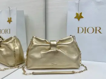 蝴蝶结云朵包 乔纳森 安德森 (Jonathan Anderson) 倾情呈献的新款 Dior Bow 手袋彰显法国的优雅气质和工坊的精湛工艺 主体 羊皮革里料 羊猄皮尺寸26x16x10cm编号:0715
