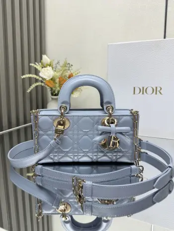 小号 LADY D-JOY 手袋 淡蓝色带蝴蝶结小羊皮 这款 Lady D-Joy 手袋凸显 Lady Dior 系列的简约美学 集中体现了 Dior 对典雅和美丽的深刻洞见 采用黑色哑光牛皮革精心制作 以经典的藤格纹缉面线打造醒目的绗缝细节 精良的缝制工艺显露无遗 同色调金属 D.I.O.R. 吊饰彰显优雅气质 小号款式 搭配可拆卸的链条肩带和可调节 可拆卸的皮革肩带 可手提 肩背或斜挎 是日常造型的理想之选可拆卸链条肩带可拆卸 可调节的皮革肩带型号 0613尺寸 22 x 12 x 6 cm238600