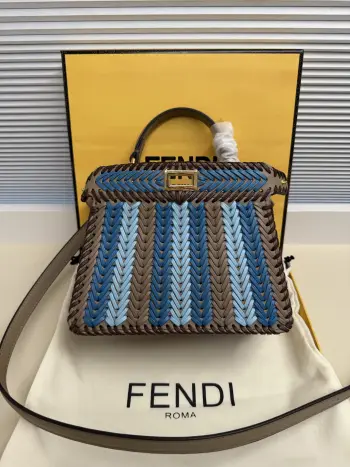  Fend Iconic ekaboo ISeeU 进口皮材质, 边缘和正面饰有同色系辫两侧编细节 饰有经典扭锁两个隔层 配有手柄和可调节可拆卸式肩带 可手提或斜挎Size:20-11-15cm 款号 5002